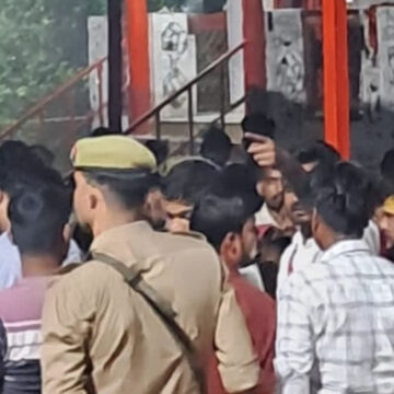 Tragedy strikes at the Ausaneshwar Mahadev temple in Barabanki, 2 fatalities and 30 injuries