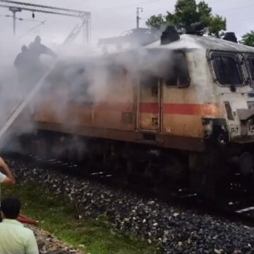 Alarm as engine of the Mumbai–Delhi Garib Rath Express catches fire, fortunately no injuries
