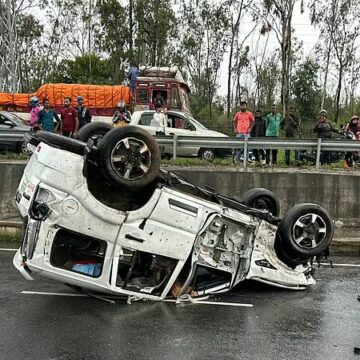 The escort vehicle in DK Shivakumar’s convoy has overturned, in four injuries