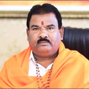 sanjay-gaikwad-1726631930 Sanjay Gaikwad, MLA from Shinde Sena, slapped a canteen staff member due to the subpar quality of food in Mumbai