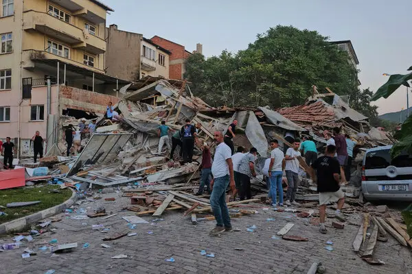 10int-turkey-quake-gmtj-articleLarge A 6.1 magnitude earthquake struck Balikesir, Turkey, 1 kills & causing buildings to collapse