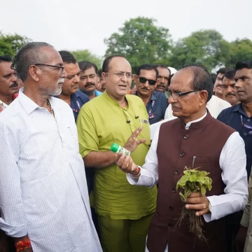 Shivraj Singh Chouhan Inspects Soybean Fields After Farmers Report Crop Damage