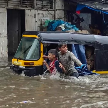 Mumbai Rains Cause Massive Waterlogging, Train and Flight Services Disrupted