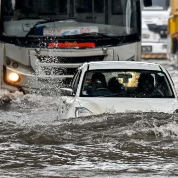 Heavy Rains Disrupt Mumbai for Third Day, Schools Shut Amid Waterlogging