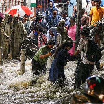 Intense rainfall causes Hyderabad to come to a halt, warning issued