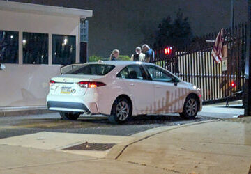 man-rams-vehicle-into-fbi-pittsburgh-gate,-flees-on-foot