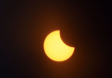 moon-found-to-be-rusting-due-to-oxygen-wind-from-earth,-study-finds