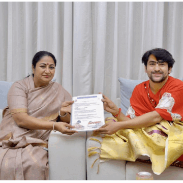 Delhi CM Rekha Gupta Meets Seer Dhirendra Shastri, Seeks Blessings