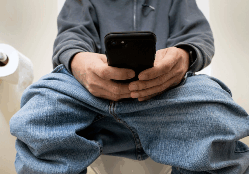 Prolonged Smartphone Use on the Toilet Linked to Increased Hemorrhoid Risk, New Study Reveals